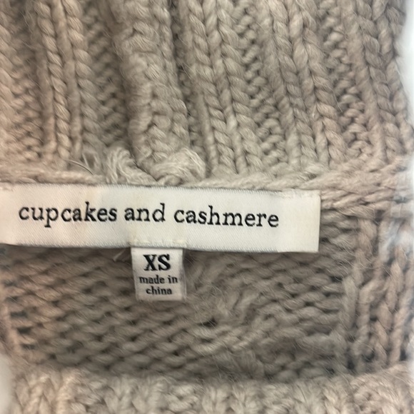 Cupcakes and Cashmere sweater - Picture 2 of 6